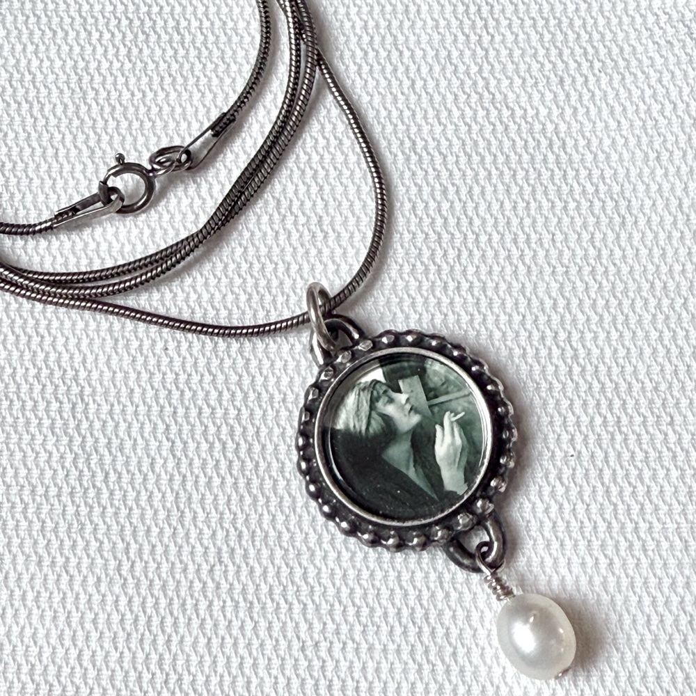 NWOT Bijou Graphique by Dawn Estrin Fine Art Mixed Media Photo & Pearl Pendant